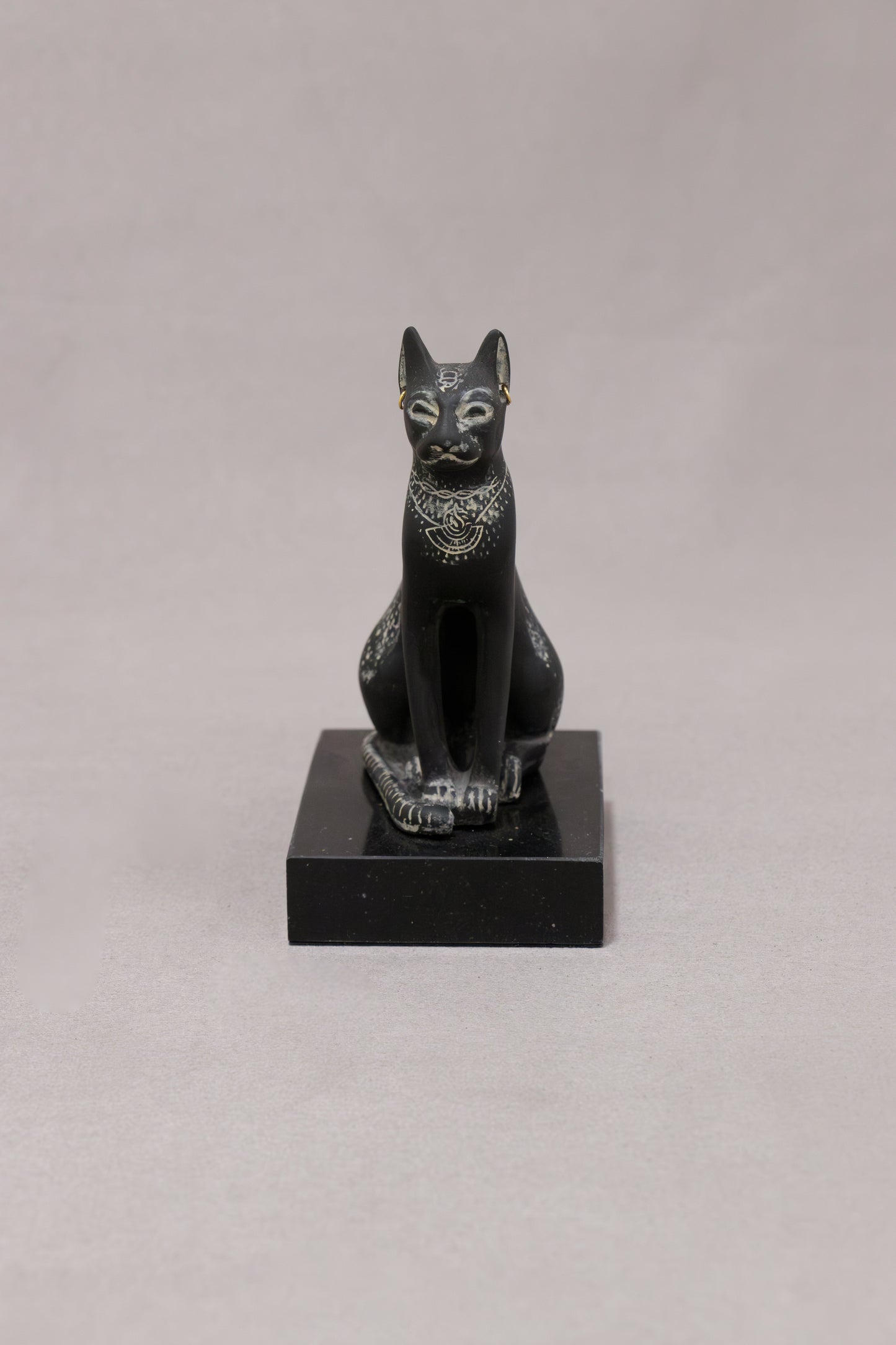 Bastet saita con pendientes