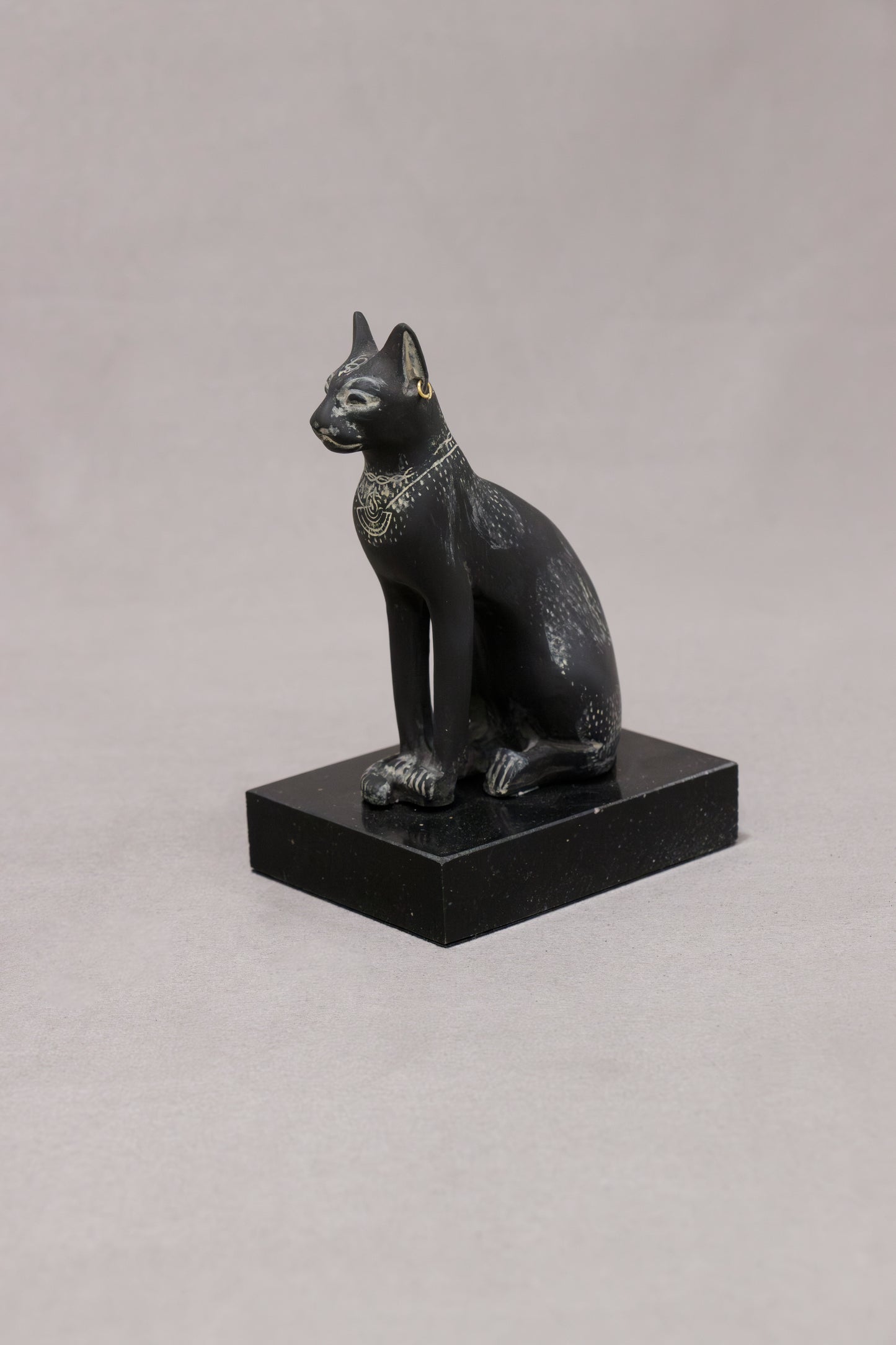 Bastet saita con pendientes
