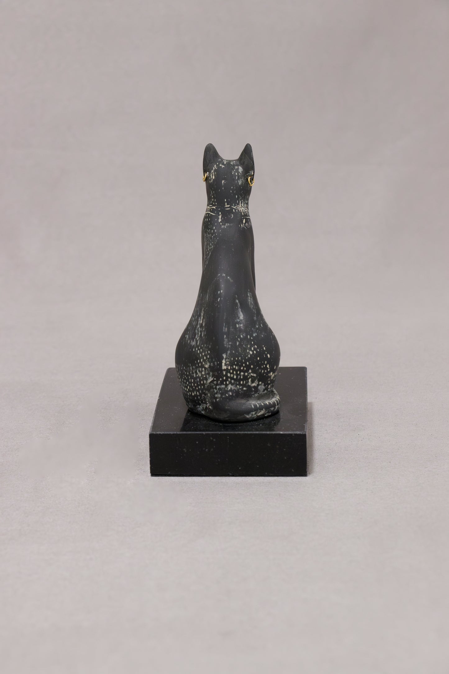 Bastet saita con pendientes