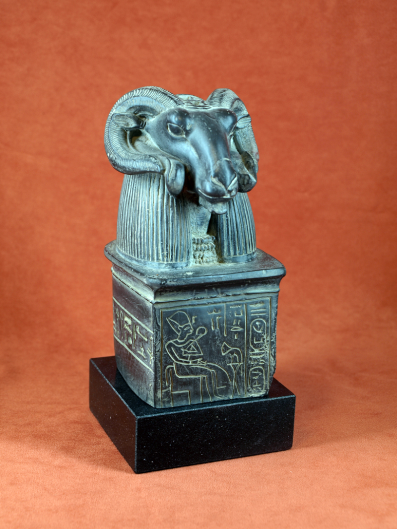 Escultura del dios egipcio amon ra