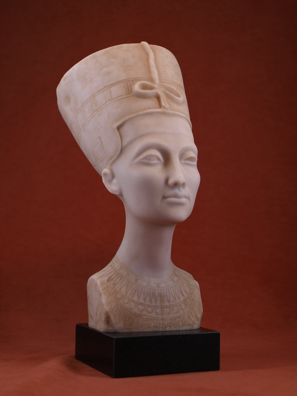 escultura de la reina del Antiguo Egipto en resina y mármol