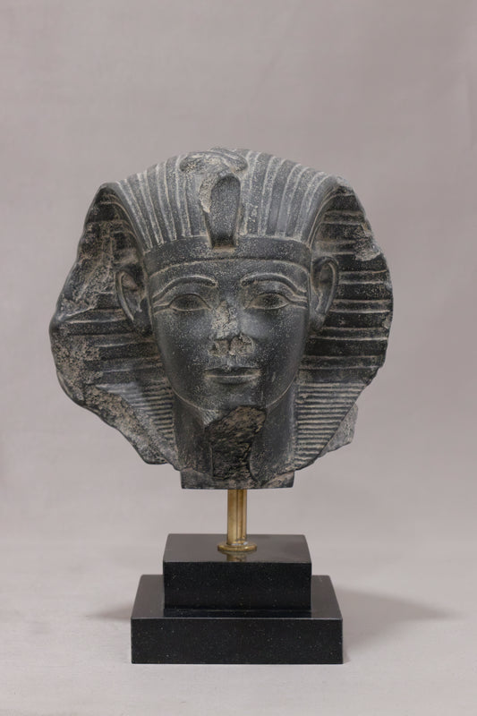 Escultura de faraón egipcio sobre peana negra