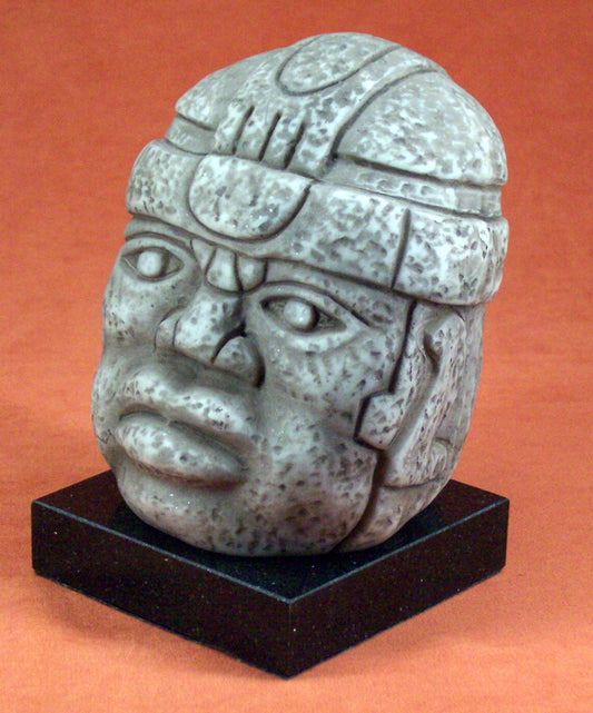 Réplica de cabeza colosal olmeca sobre peana de piedra negra, 14 cm