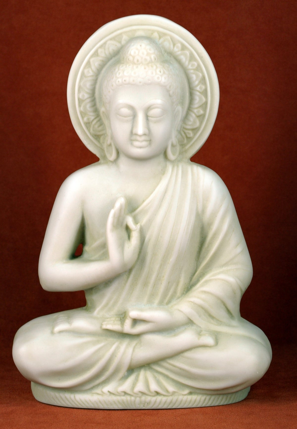 Figura de Buda de reverso plano realizando el vitarka mudra