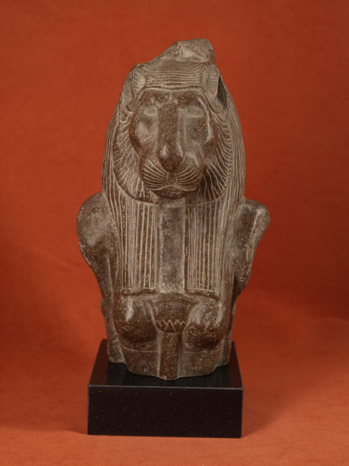 Busto de la diosa leona Sekhmet, detalle del hocico y la peluca tripartita