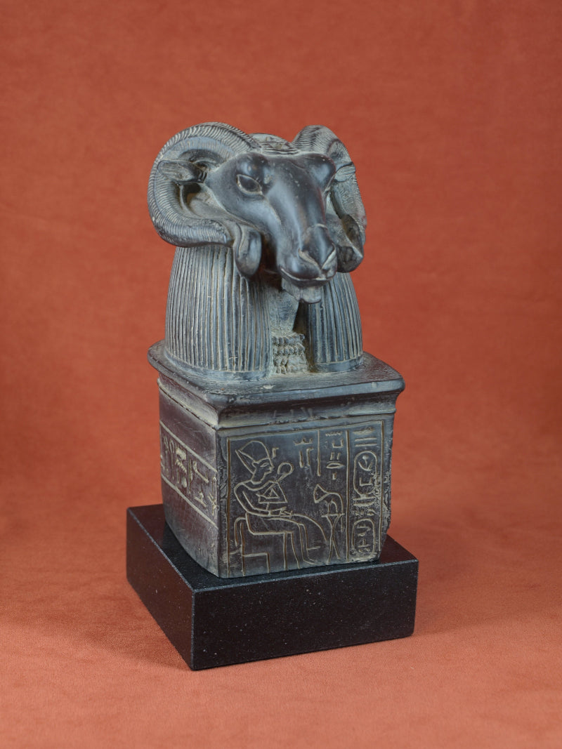 Escultura del dios Amón-Ra con cabeza de carnero, reproducida a mano en resina y mármol. Réplica del fragmento de la puerta sur de Tebas.