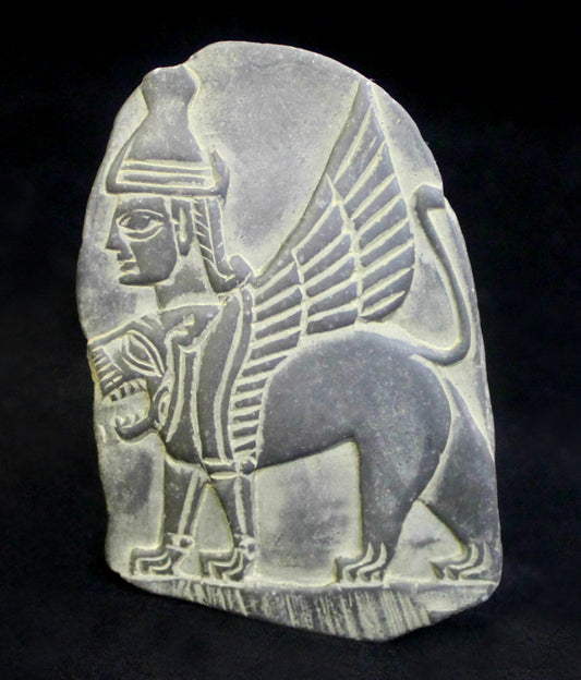 Relieve de esfinge alada con cabeza humana y cuerpo de león