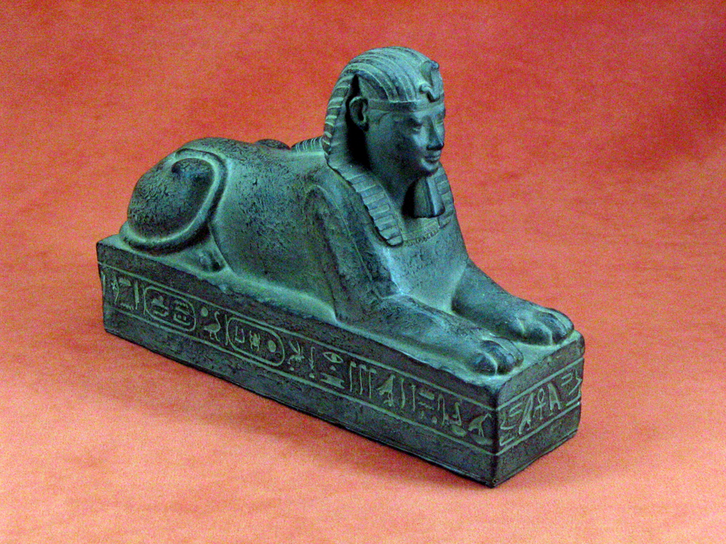 Esfinge egipcia con nemes real y pedestal inscrito, 17 cm de largo