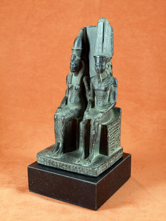 Escultura de Amón y Mut sentados en el trono, dioses egipcios