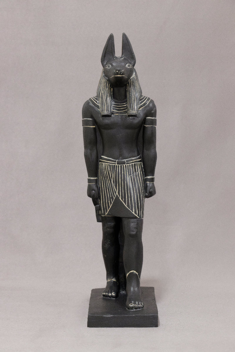 Escultura de Anubis antropomorfo, dios egipcio con cabeza de chacal