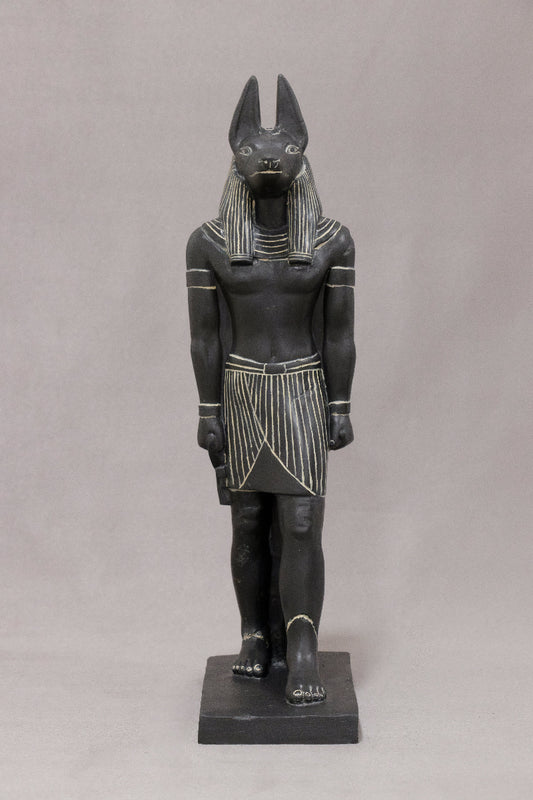Escultura de Anubis antropomorfo, dios egipcio con cabeza de chacal