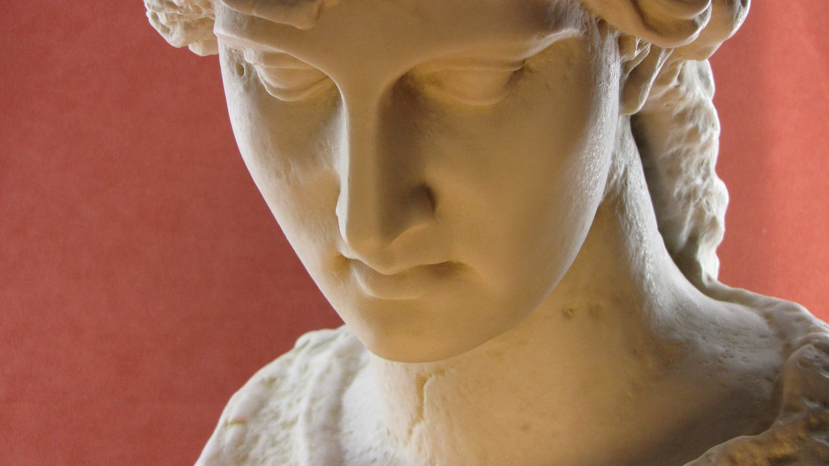 Busto de la diosa Atenea, detalle del rostro, el casco y las trenzas
