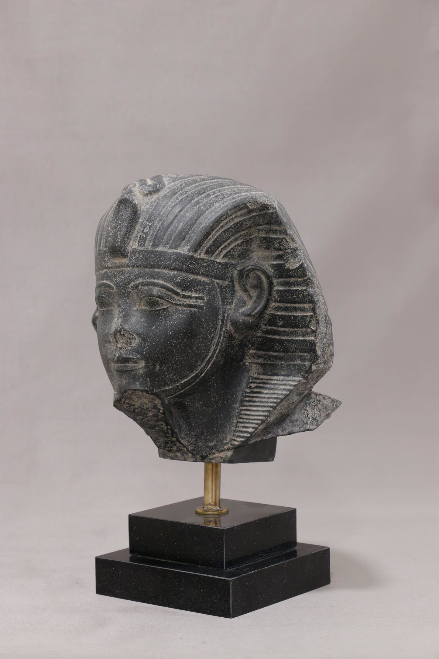 Cabeza de Amenofis III, detalle del nemes estriado y el ureo de la frente
