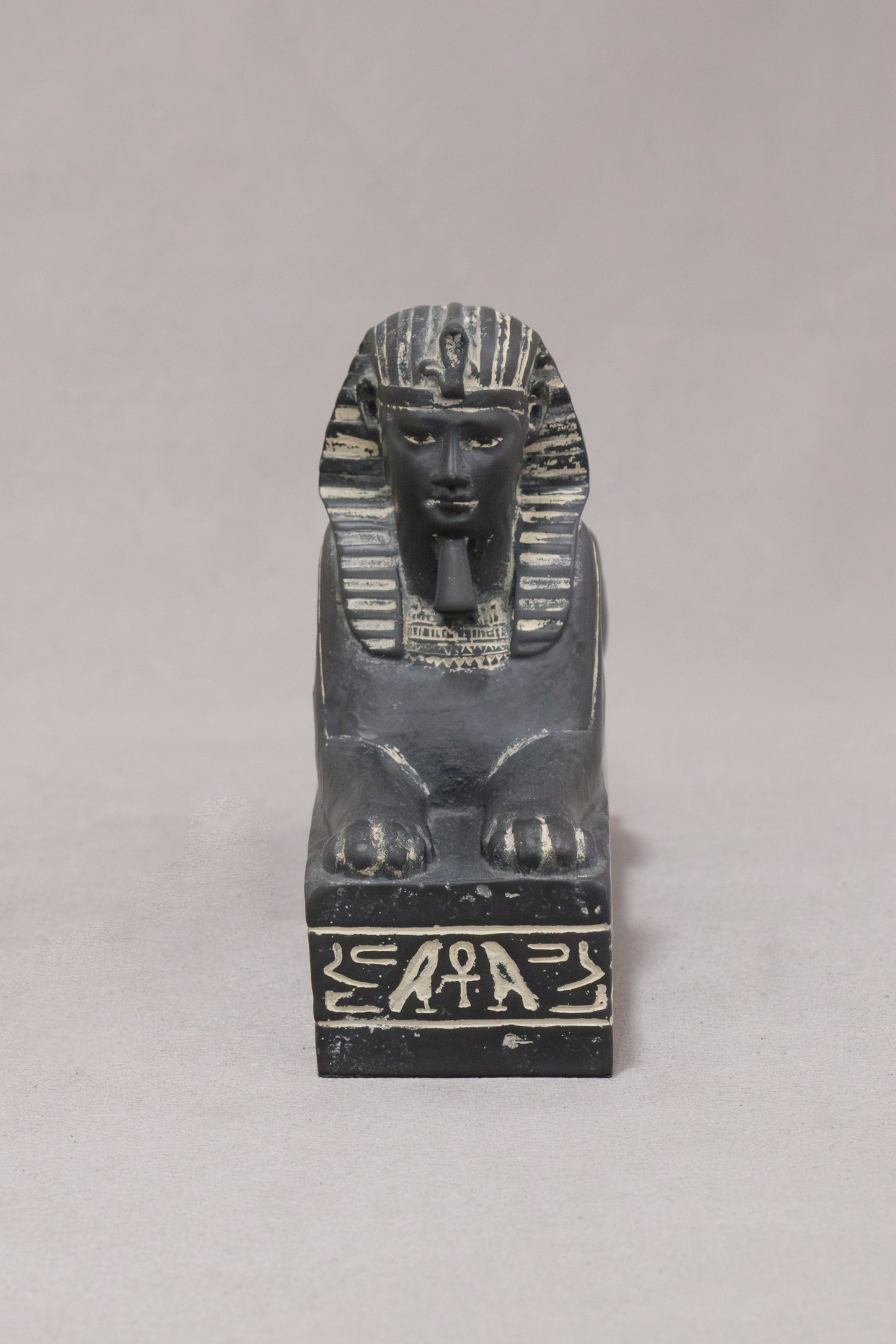 esfinge de Nectanebo I de la dinastía XXX del Museo del Louvre