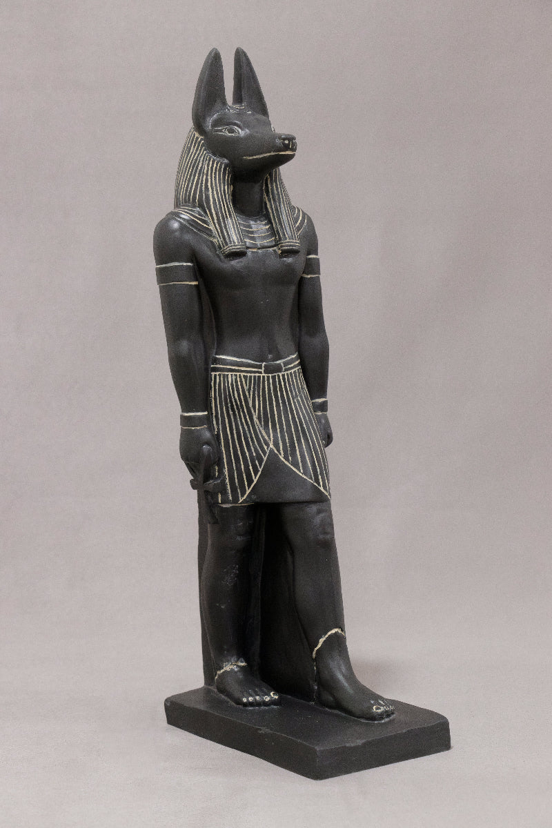Figura de Anubis de pie, detalle del tocado y faldellín egipcio