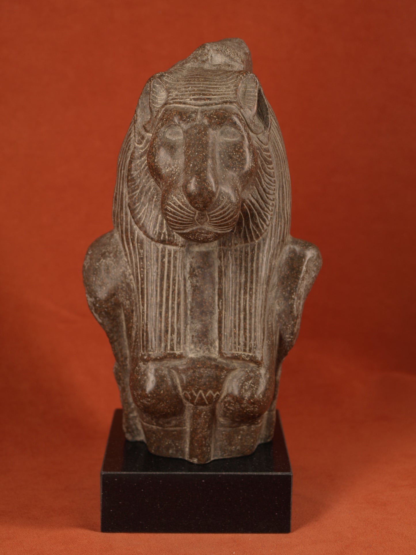 escultura de la diosa leona Sekhmet en piedra oscura 21,5 cm